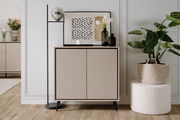 Modernes Sideboard in einem stilvollen Raum, frontal betrachtet, mit Dekorationen wie einer Lampe, Kunstwerk und Pflanzen.