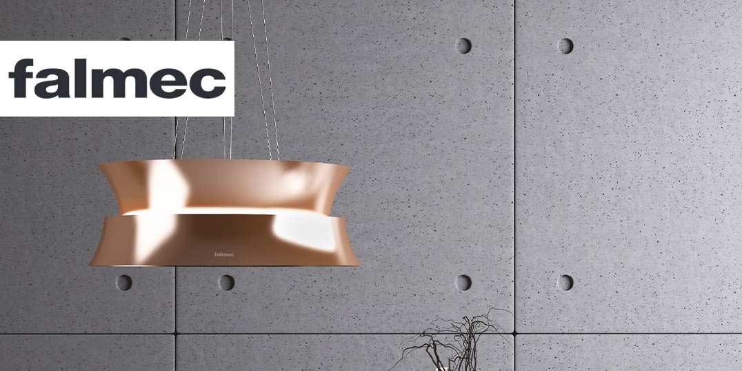 Eine moderne Pendelleuchte aus Kupfer von Falmec hängt an einer grauen Wand.