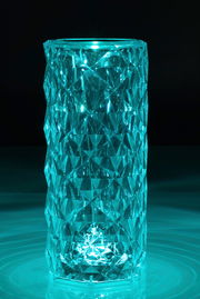 LED-Dekoleuchte mit facettiertem Kristall-Design, leuchtend in einem türkisfarbenen Licht, aus der Frontalperspektive fotografiert.