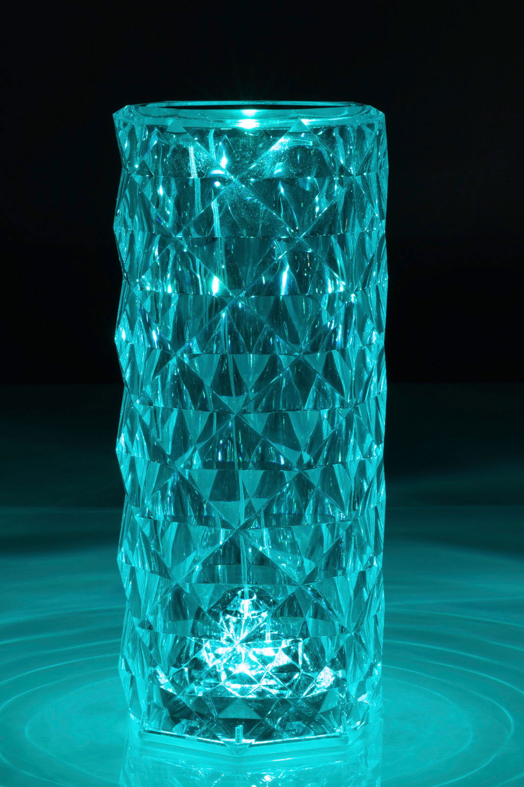 LED-Dekoleuchte mit facettiertem Kristall-Design, leuchtend in einem türkisfarbenen Licht, aus der Frontalperspektive fotografiert.