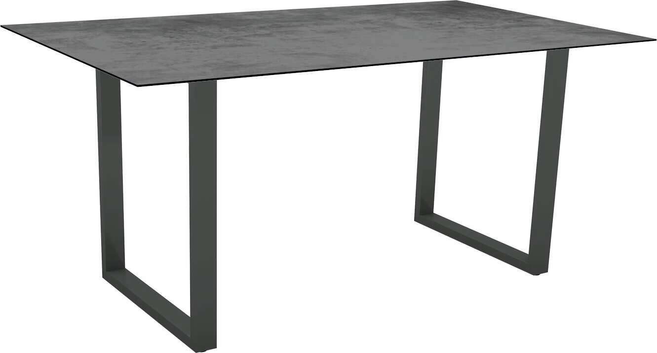 Moderner Gartentisch mit rechteckiger Tischplatte und stabilen Metallbeinen, seitliche Perspektive