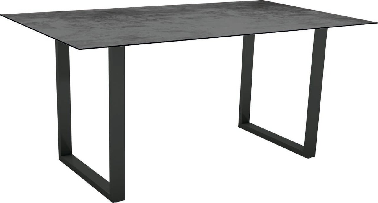 Moderner Gartentisch mit rechteckiger Tischplatte und stabilen Metallbeinen, seitliche Perspektive