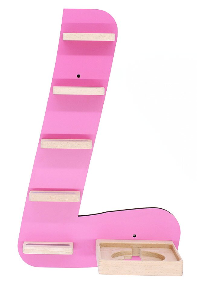 Pinkes, L-förmiges Kletter- bzw. Spielbrett aus Holz mit mehreren hellen Holzleisten und kleiner Ablage, frontal von vorne leicht seitlich fotografiert auf weißem Hintergrund