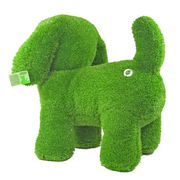 Grüne, stehende Hundeskulptur aus Kunstgras, seitliche Perspektive