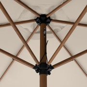 Onderaanzicht van een beige parasol met houten spanten en een centrale houten mast; de zwarte naaf en het kabelmechanisme zijn zichtbaar