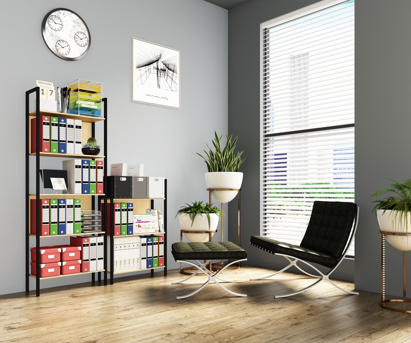 Modernes Homeoffice mit schwarzem Lounge-Sessel und Hocker vor großen weißen Jalousien, daneben Regal mit Ordnern und Pflanzen Perspektive: leicht schräg von vorne auf die Raumecke