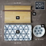 Sushi Set 10-teilig mit blauen Blumenmuster, bestehend aus zwei Bambusmatten, zwei Essstäbchen, zwei rechteckigen Tellern und zwei kleinen Schälchen, von oben betrachtet.