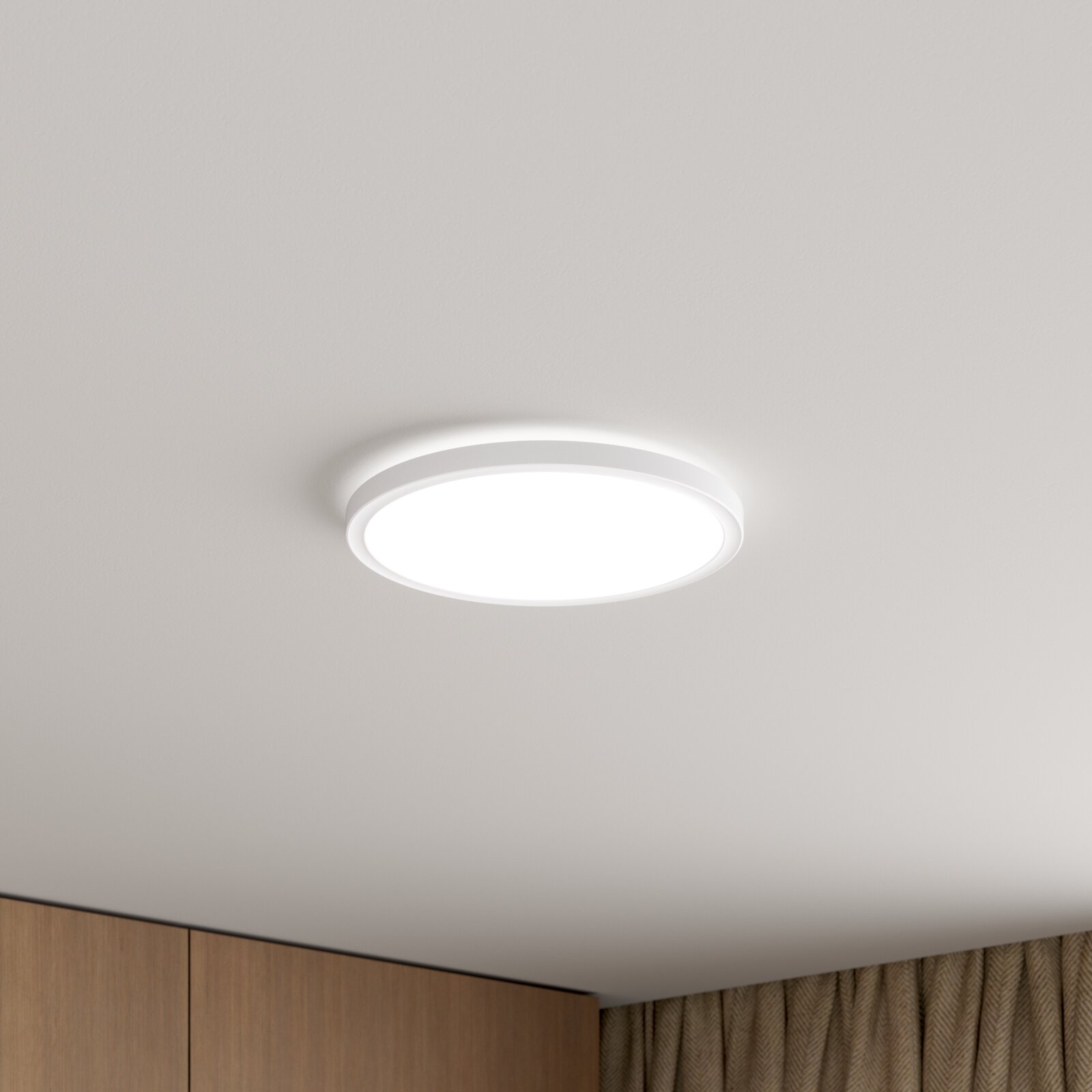 Novel LED-Deckenleuchte Runde, flache LED-Deckenleuchte in Weiß an der Zimmerdecke, leuchtend – Ansicht von unten in leichter Untersicht