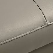 Nahaufnahme einer hellgrauen Ledercouch mit sichtbarer Naht.