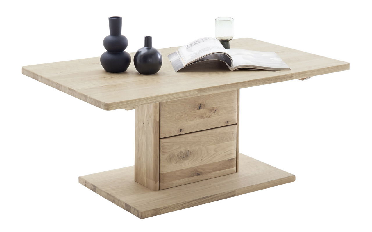 Moderner Couchtisch aus hellem Holz mit zwei Schubladen, dekoriert mit schwarzen Vasen und einem geöffneten Buch, seitliche Perspektive.