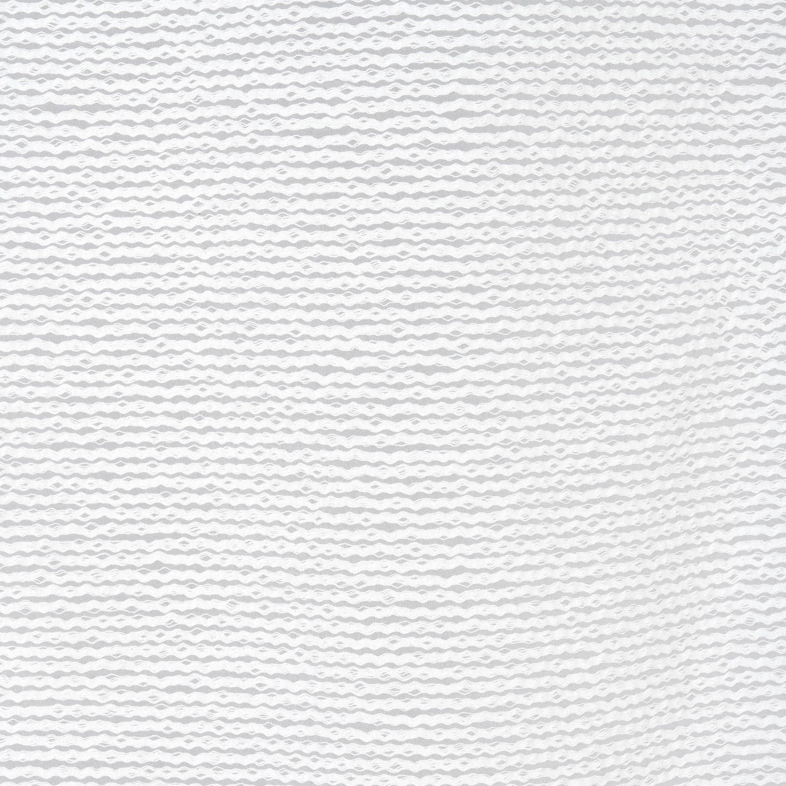 Nahaufnahme eines weißen Ösenschals mit wellenförmigem Muster