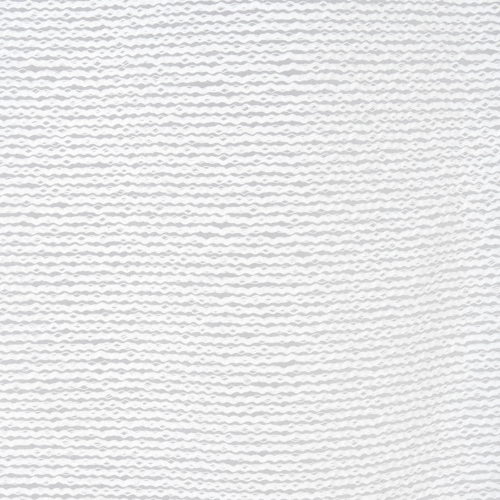 Nahaufnahme eines weißen Ösenschals mit wellenförmigem Muster