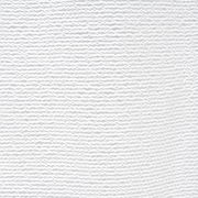 Nahaufnahme eines weißen Ösenschals mit wellenförmigem Muster