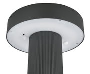 Onderaanzicht van een zwarte LED-buitenlamp met ronde kop, witte diffusor en geribbelde mast, gezien van onderaf