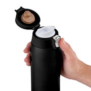 Schwarzer Thermobecher mit geöffnetem Deckel, seitliche Perspektive, in der Hand gehalten.