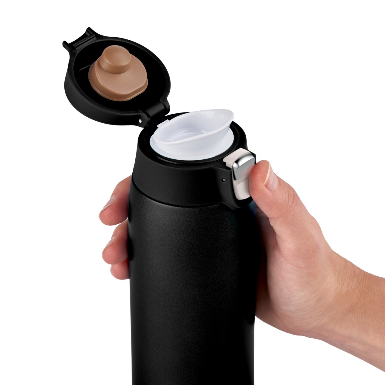 Schwarzer Thermobecher mit geöffnetem Deckel, seitliche Perspektive, in der Hand gehalten.