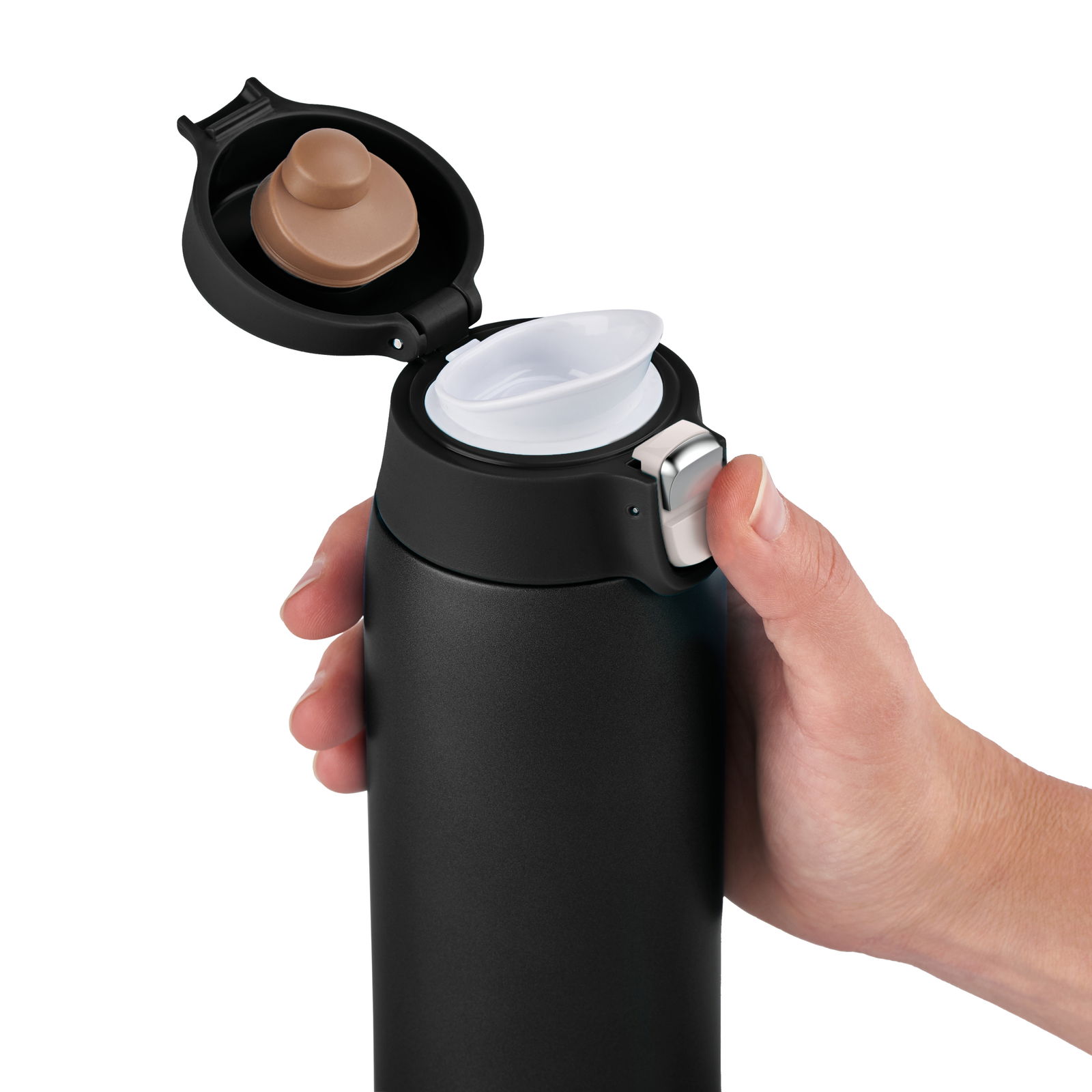 Schwarzer Thermobecher mit geöffnetem Deckel, seitliche Perspektive, in der Hand gehalten.