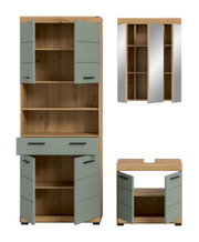 Badezimmermöbel-Set in Eicheoptik mit salbeigrünen Fronten und schwarzen Griffen, bestehend aus Hochschrank mit offenen Fächern, Schublade und Türen sowie Spiegelschrank und Waschtischunterschrank, frontal in leicht schräger Perspektive mit geöffneten Tür