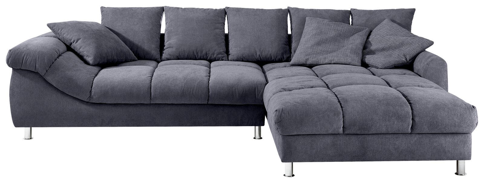 Graues Ecksofa mit fünf Rückenkissen und zwei Zierkissen, Ansicht von vorne.