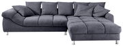 Graues Ecksofa mit fünf Rückenkissen und zwei Zierkissen, Ansicht von vorne.