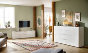 Modernes Wohnzimmer mit weißem Hochglanz-Sideboard und TV-Lowboard, seitliche Perspektive
