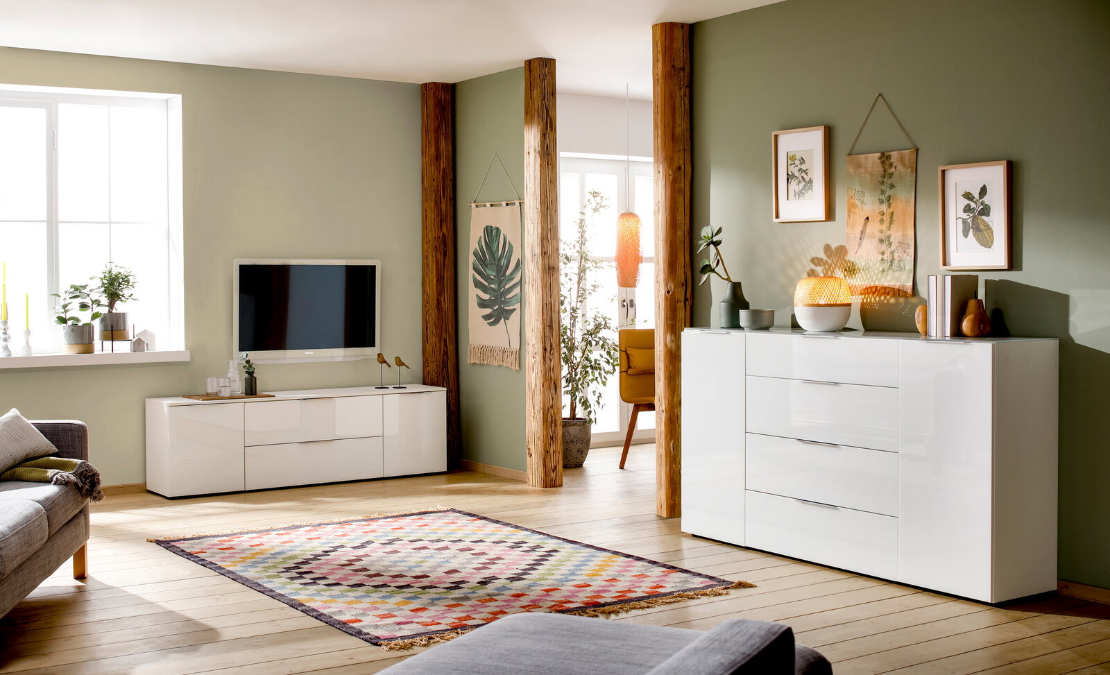 Novel TV-Lowboard FOCUS Modernes Wohnzimmer mit weißem Hochglanz-Sideboard und TV-Lowboard, seitliche Perspektive