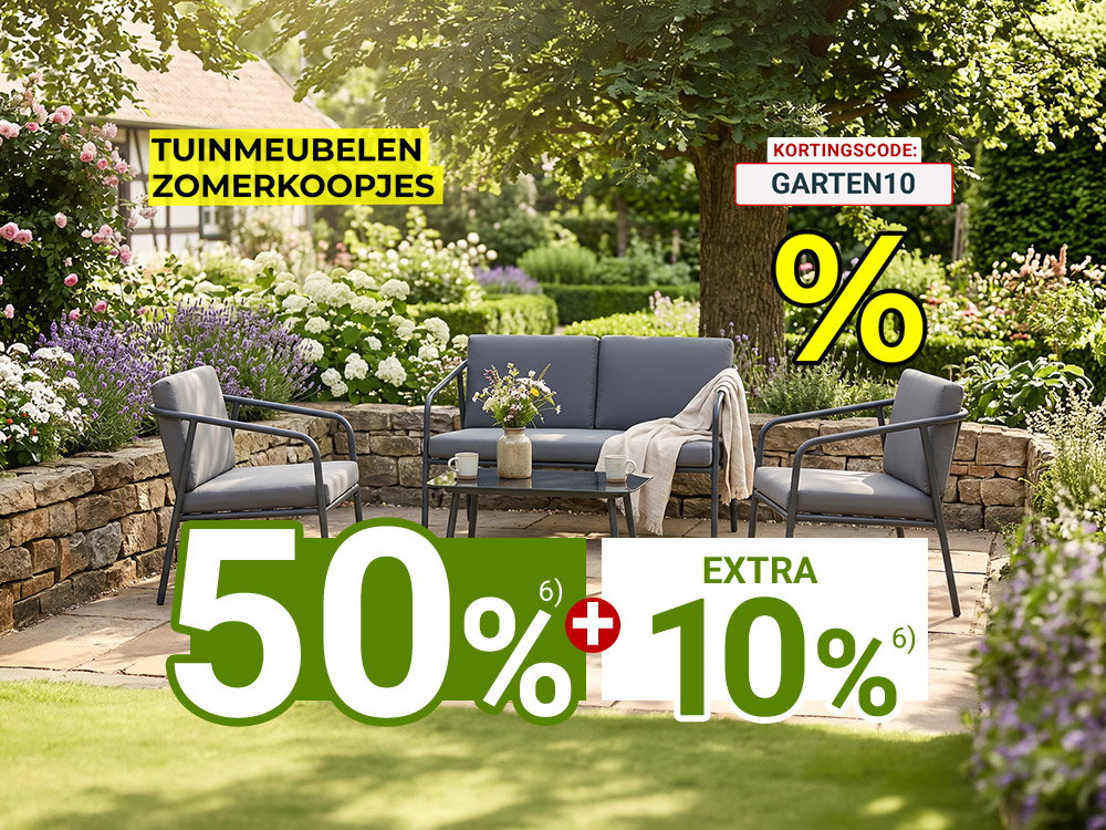 Tuinloungeset met bank, stoelen en tafel op zonnig terras, gepromoot als zomerkoopje.