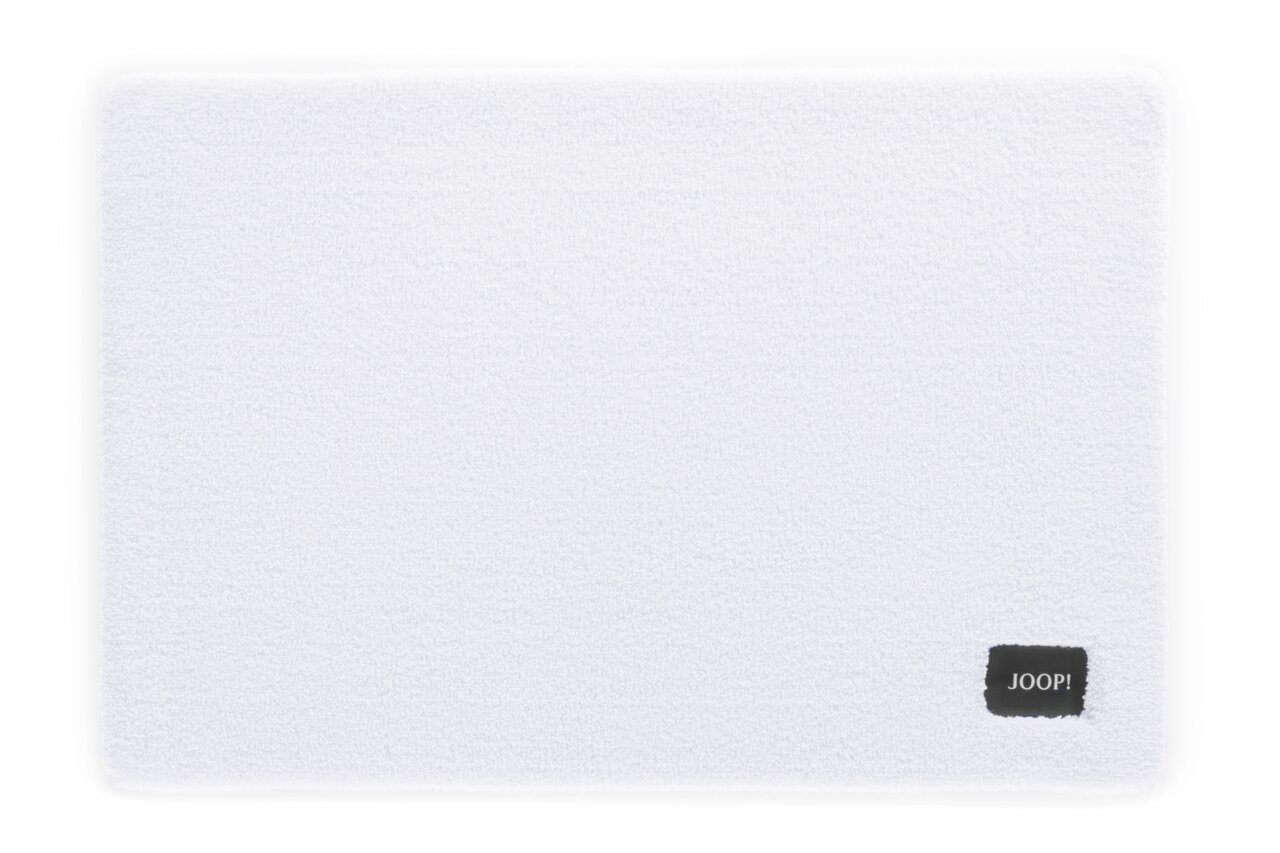 Wit badkamertapijt van 60 x 90 cm met zwart Joop-logo in de hoek, bovenaanzicht