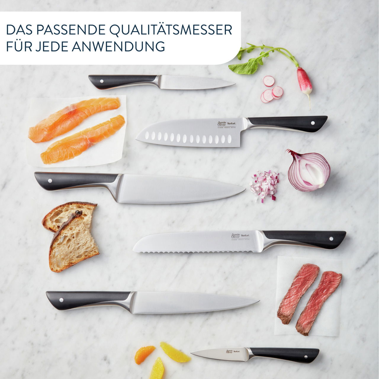 Vogelperspektive auf einen 7-teiligen Messerblock mit verschiedenen Messern und Zutaten auf einer Marmoroberfläche.