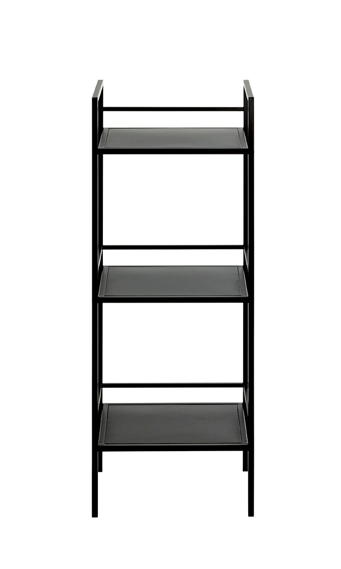 Schmales, schwarzes Metallregal mit drei Ablageböden im minimalistischen Design, frontal von vorn freigestellt auf weißem Hintergrund