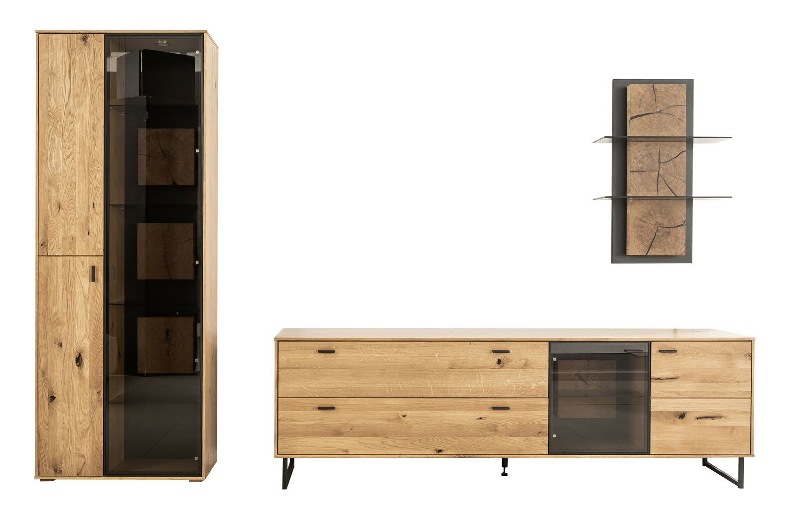 Frontale Ansicht der Zurbrüggen Wandkombination ASSINI mit einem hohen Schrank, einem niedrigen Sideboard und einem Wandregal, alle in natürlicher Holzoptik mit schwarzen Akzenten.
