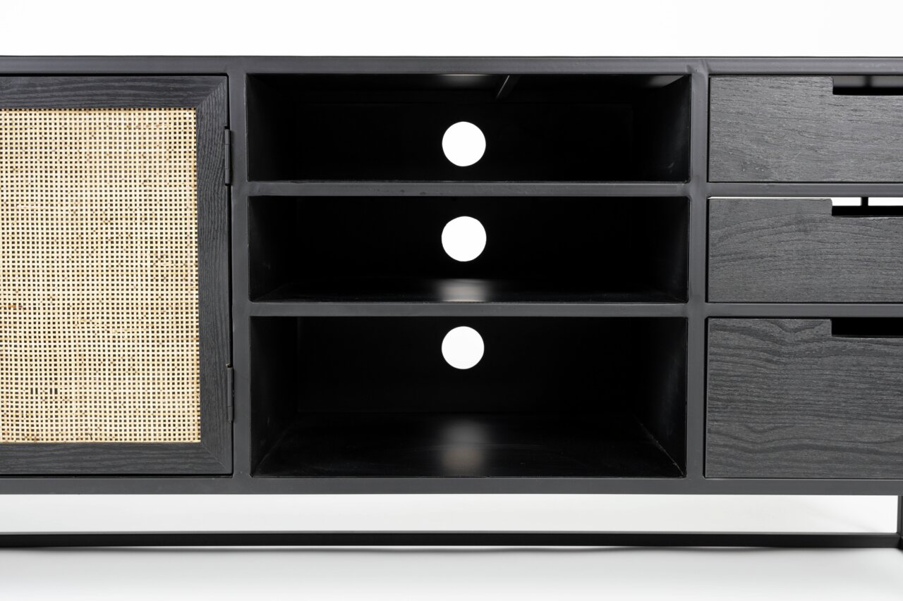Frontale Ansicht eines modernen schwarzen Sideboards mit offenen Fächern und Schubladen, sowie einer Tür mit Rattan-Einsatz.