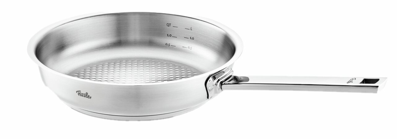 Fissler Pfanne 24 cm ORIGINAL-PROFI COLLECTION 2 Edelstahlpfanne mit 24 cm Durchmesser, seitliche Ansicht mit langem Griff und Messskala im Inneren.