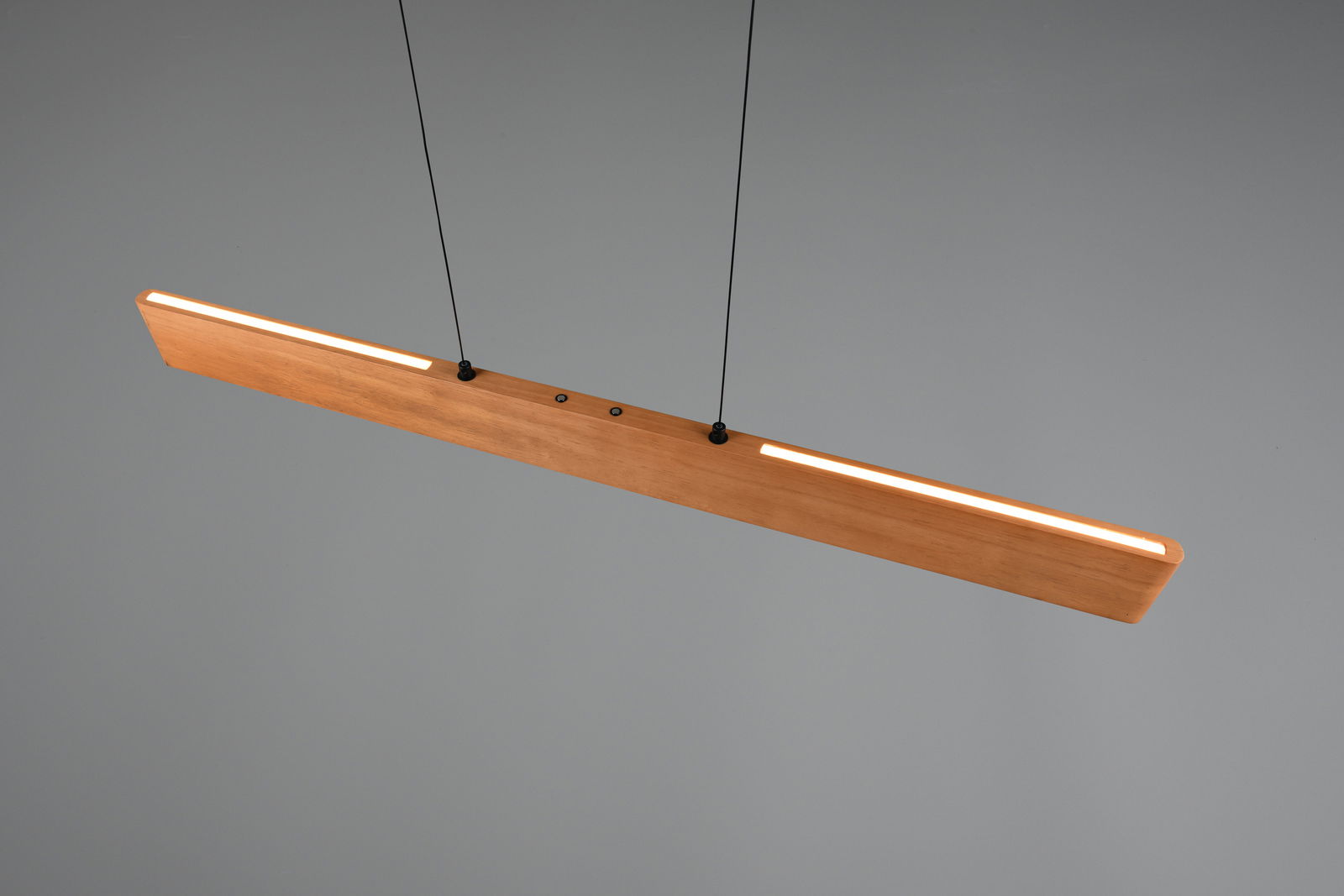 Moderne Pendelleuchte aus Holz in schwebender Perspektive von unten, mit warmem Licht und schlankem Design.