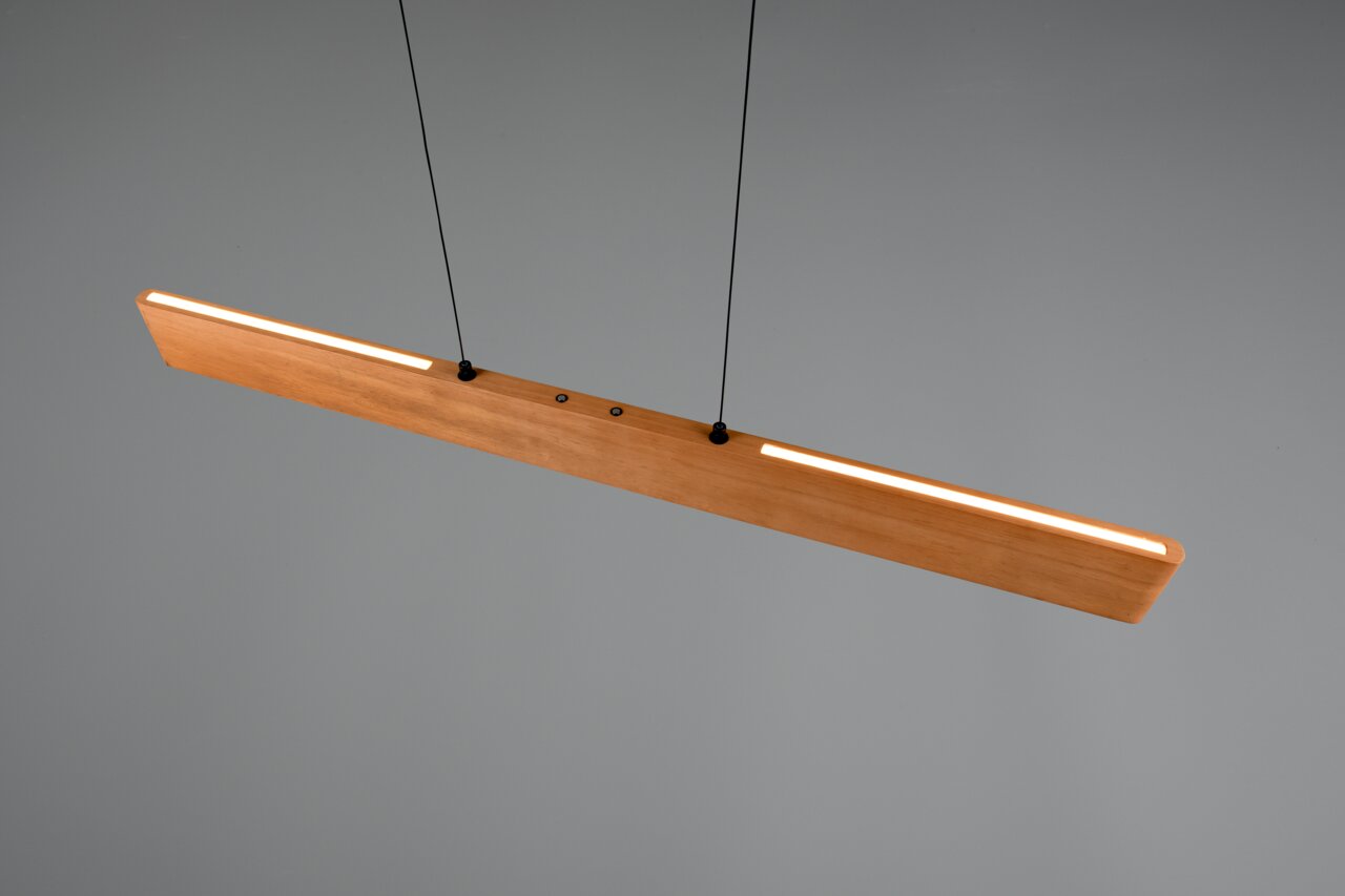 Moderne Pendelleuchte aus Holz in schwebender Perspektive von unten, mit warmem Licht und schlankem Design.