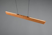 Moderne hangerlamp van hout, gezien van onderaf, met warm licht en een slank ontwerp.