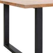 Nahaufnahme eines Esstisches mit einer Holzplatte und einem schwarzen Metallgestell, seitliche Perspektive