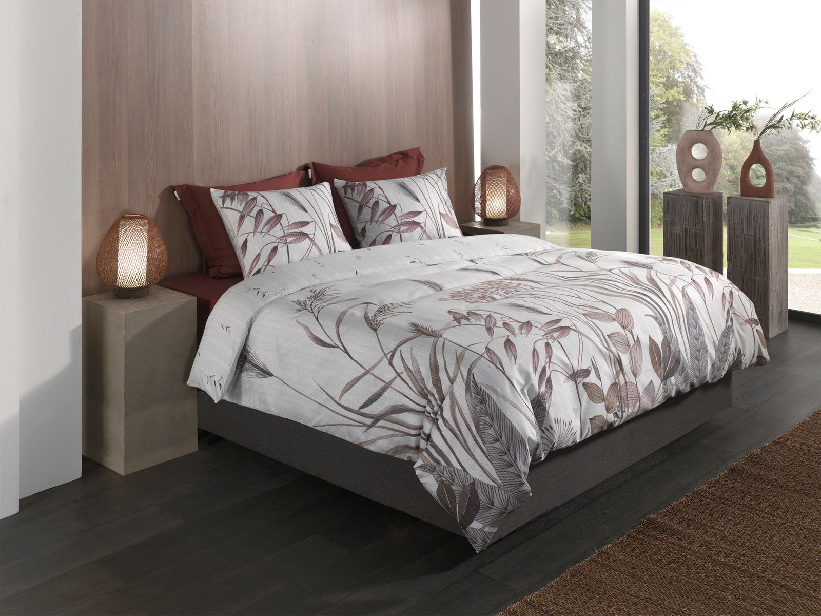 Bettwäsche-Set mit floralem Muster in einem modernen Schlafzimmer, seitliche Perspektive