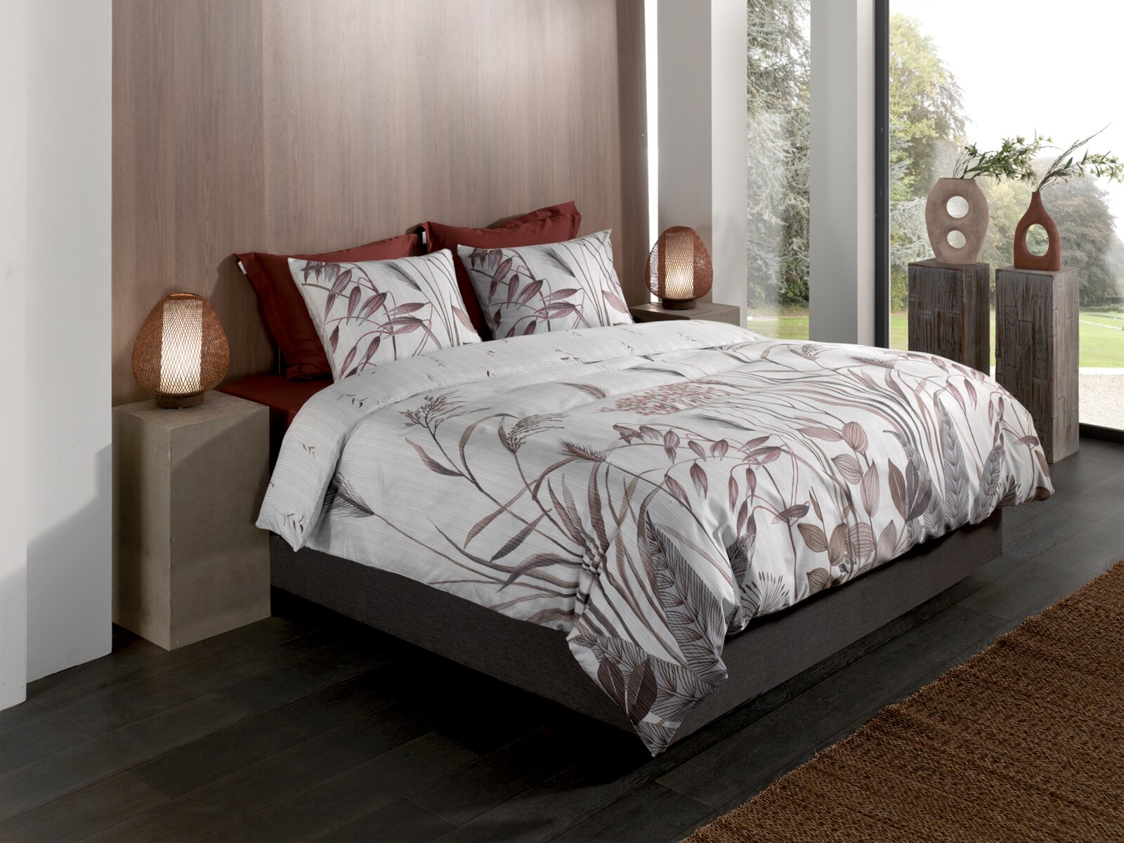 Bettwäsche-Set mit floralem Muster in einem modernen Schlafzimmer, seitliche Perspektive