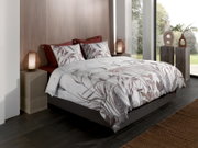 Bettwäsche-Set mit floralem Muster in einem modernen Schlafzimmer, seitliche Perspektive