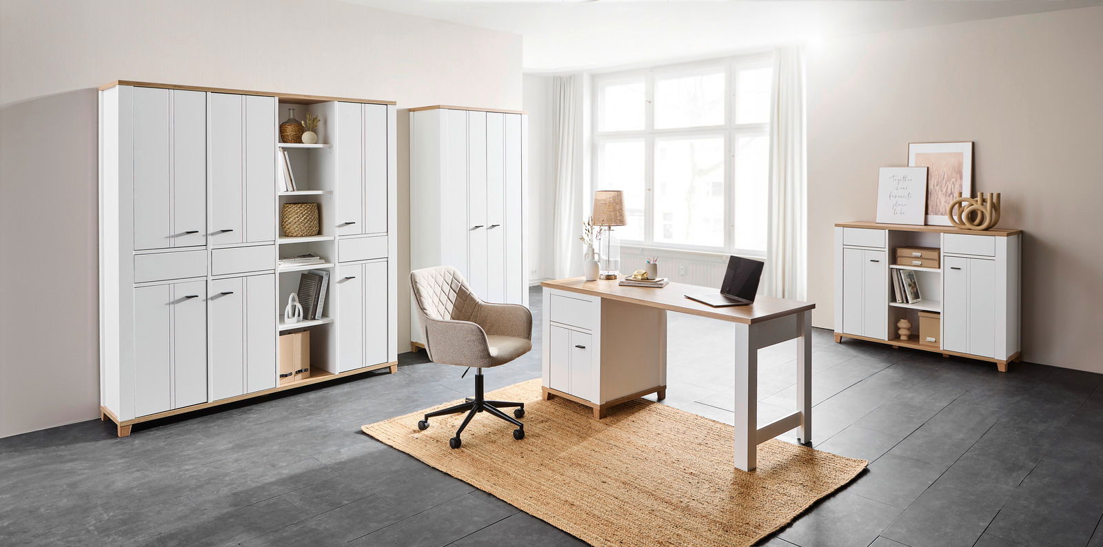 Hom´in Bürokombination HYGGE BÜRO Moderne Büromöbelkombination in heller Umgebung mit Schreibtisch, Drehstuhl und mehreren Schränken, seitliche Perspektive