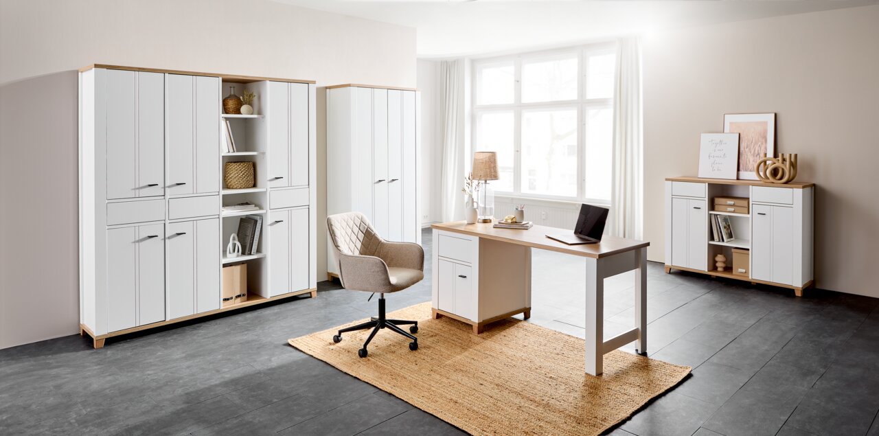 Moderne Büromöbelkombination in heller Umgebung mit Schreibtisch, Drehstuhl und mehreren Schränken, seitliche Perspektive