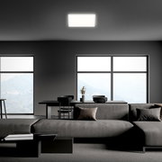 Moderne LED-Deckenleuchte in einem stilvollen Wohnzimmer, Perspektive von unten.