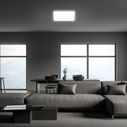 Moderne LED-Deckenleuchte in einem stilvollen Wohnzimmer, Perspektive von unten.