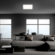 Moderne LED-Deckenleuchte in einem stilvollen Wohnzimmer, Perspektive von unten.