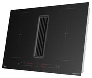 Schrägansicht eines modernen Muldenlüfters mit Induktionskochfeldern und zentralem Lüftungsgitter.