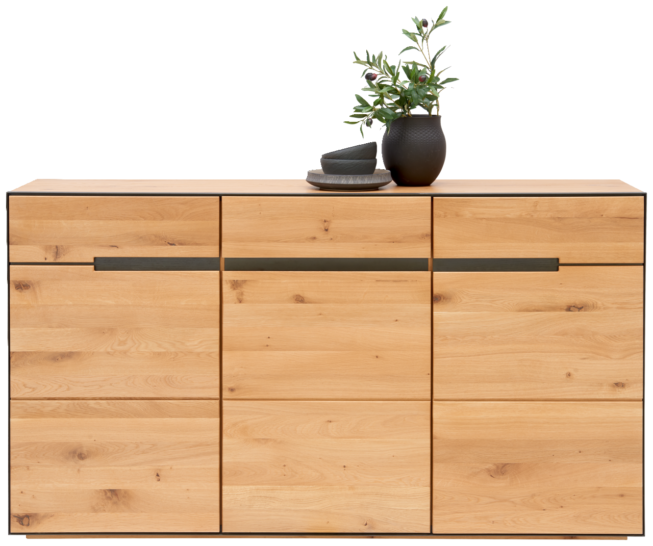 Frontale Ansicht eines modernen Sideboards aus hellem Holz mit schwarzen Griffen, dekoriert mit einem schwarzen Keramiktopf und Geschirr.