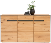 Frontale Ansicht eines modernen Sideboards aus hellem Holz mit schwarzen Griffen, dekoriert mit einem schwarzen Keramiktopf und Geschirr.