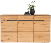 Frontale Ansicht eines modernen Sideboards aus hellem Holz mit schwarzen Griffen, dekoriert mit einem schwarzen Keramiktopf und Geschirr.