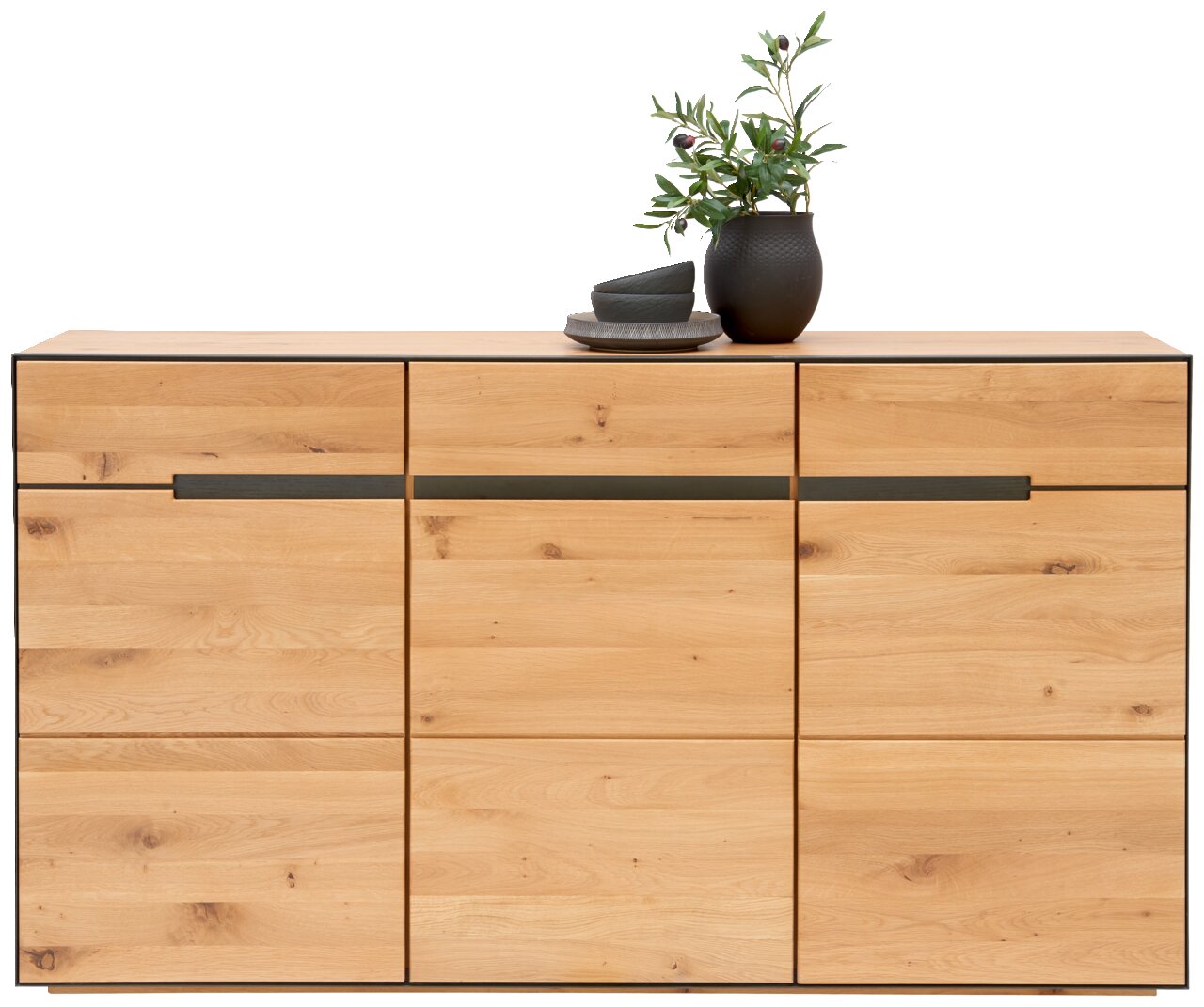 Frontale Ansicht eines modernen Sideboards aus hellem Holz mit schwarzen Griffen, dekoriert mit einem schwarzen Keramiktopf und Geschirr.